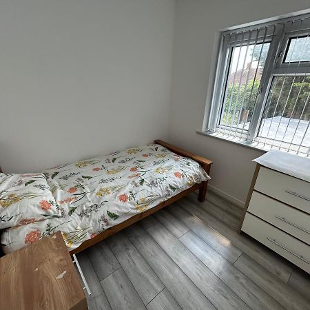 Lovely 3 Bedroom Entire Home With Street Parking - Close To Nec, Bhx Airport - Sleeps 6 Guests Ideal For Contractors & Families Бирмингем Экстерьер фото